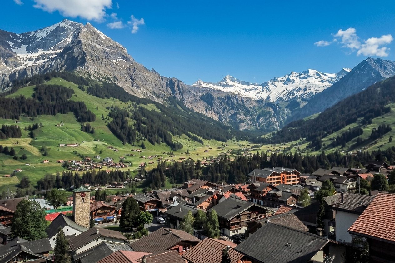 Blick über Adelboden mit Chalets und schneebedeckten Gipfeln