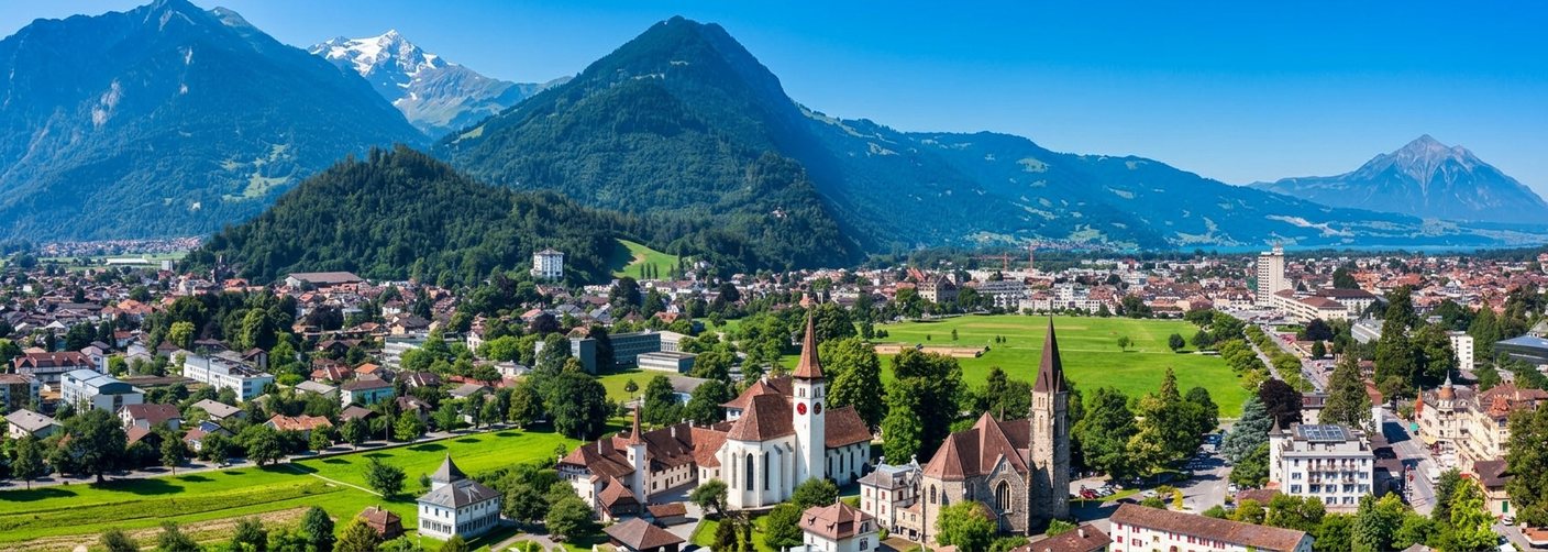 Blick über Interlaken mit Kirchen, Wohnquartieren und Harder Kulm