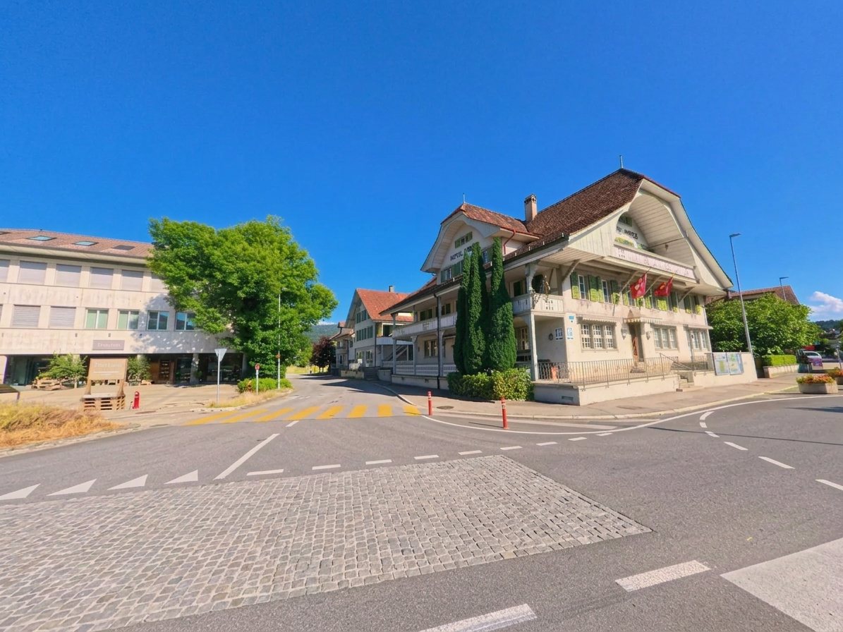 Gemeindeamt Konolfingen mit gepflasterter Kreuzung im Dorfzentrum
