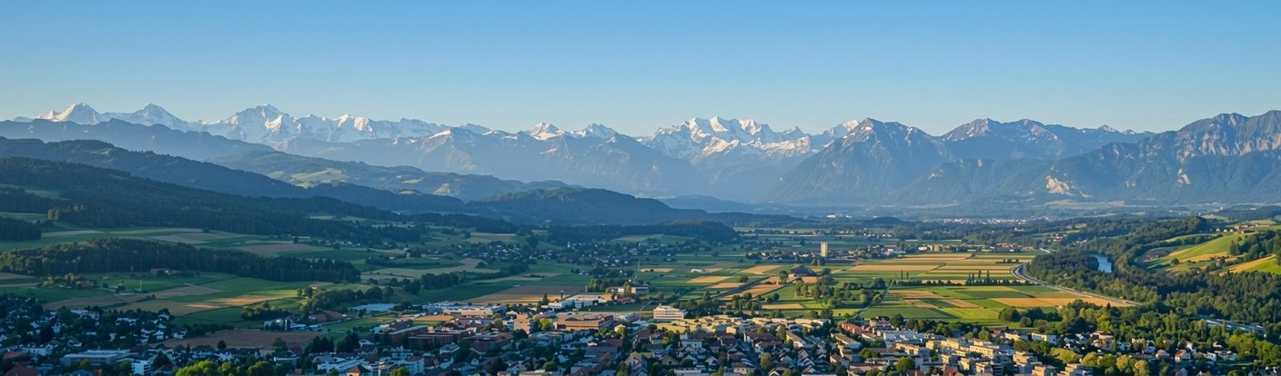 Blick über Münsingen und das Aaretal zu den Berner Alpen