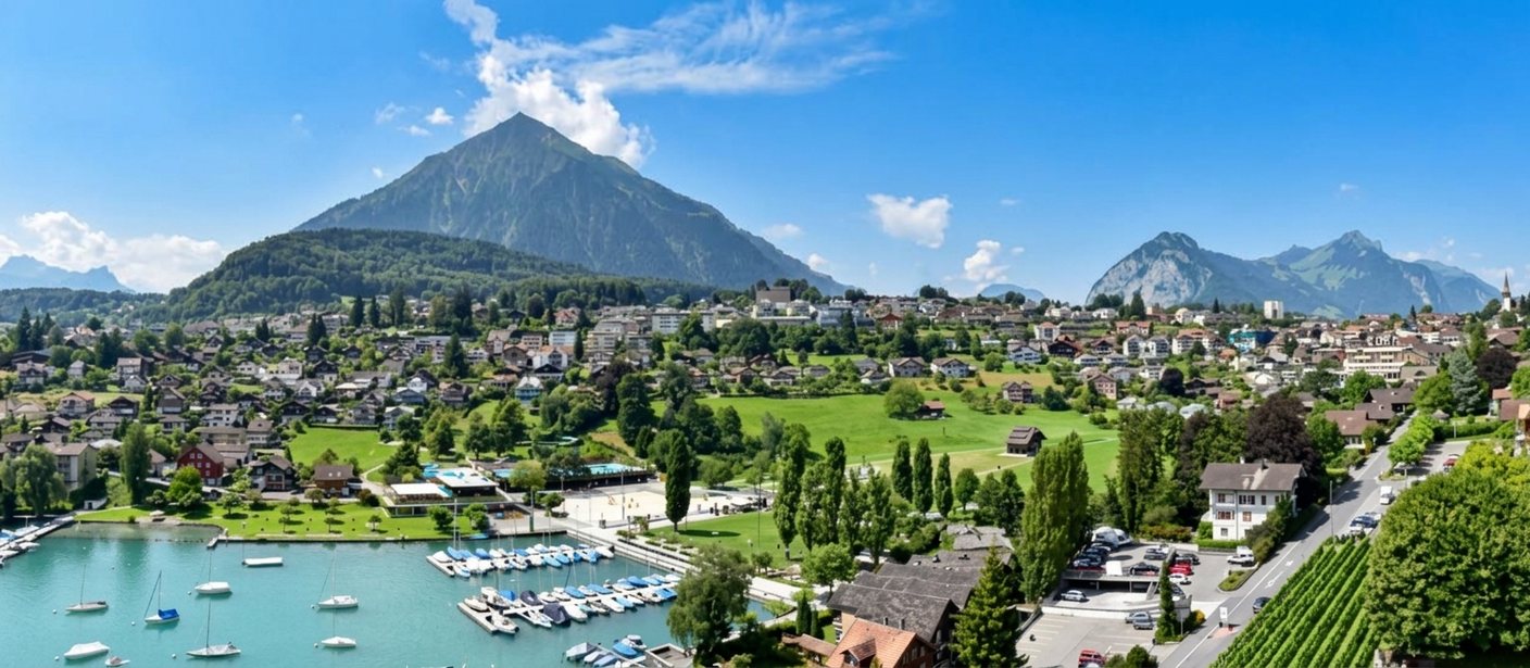 Blick über Spiez mit Hafen am Thunersee und dem Niesen im Hintergrund
