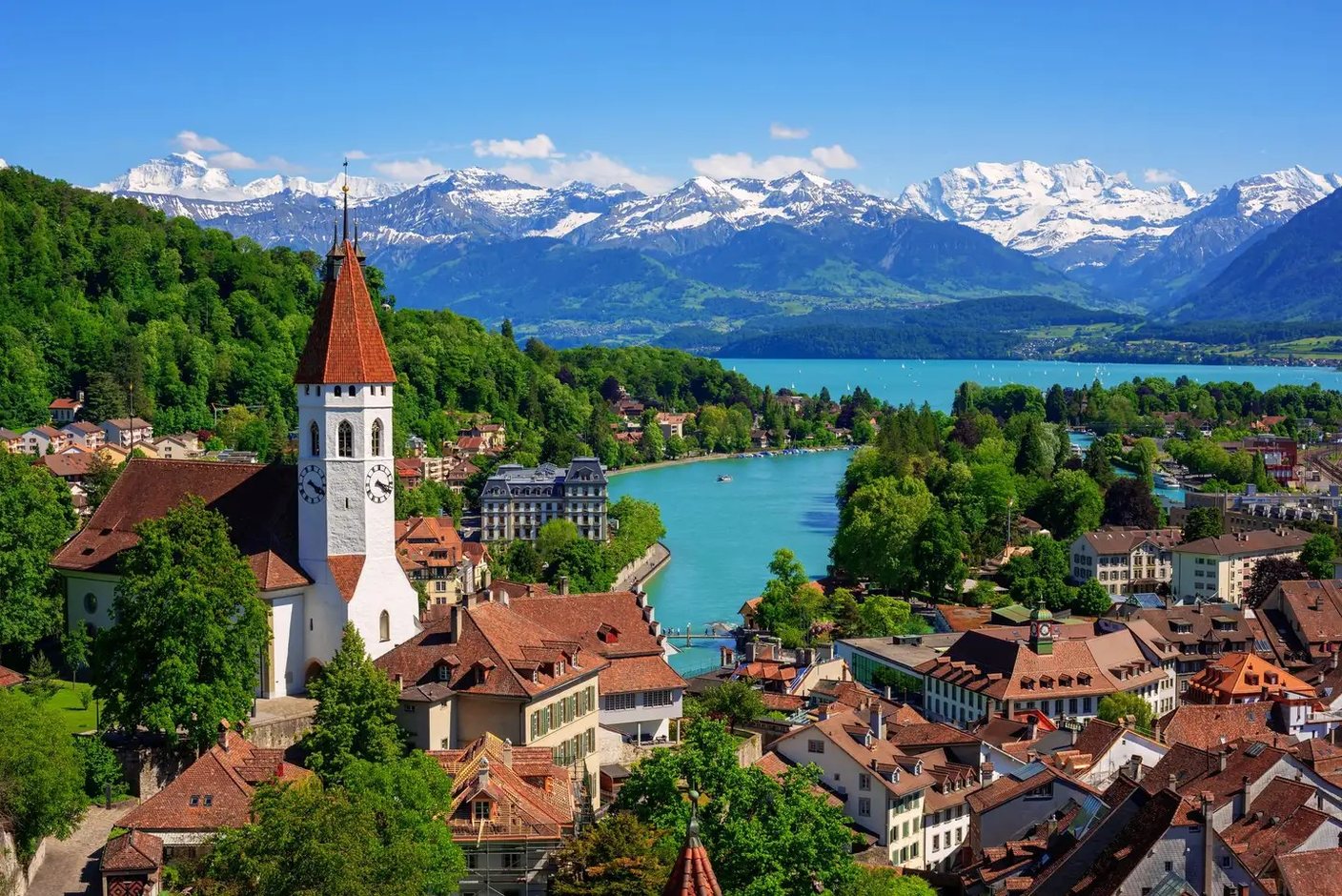 Luftaufnahme von Thun mit Schloss, Aare und Thunersee